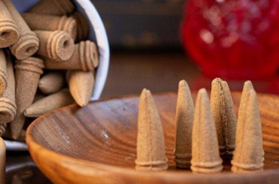 Vì Sao Nhang Trầm Hương Nguyên Chất Được Người Việt Tin Dùng Trong Không Gian Thờ Cúng?